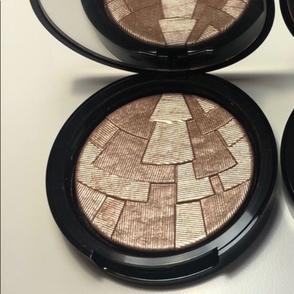 Anastasia Beverly Hills Riviera Illuminator